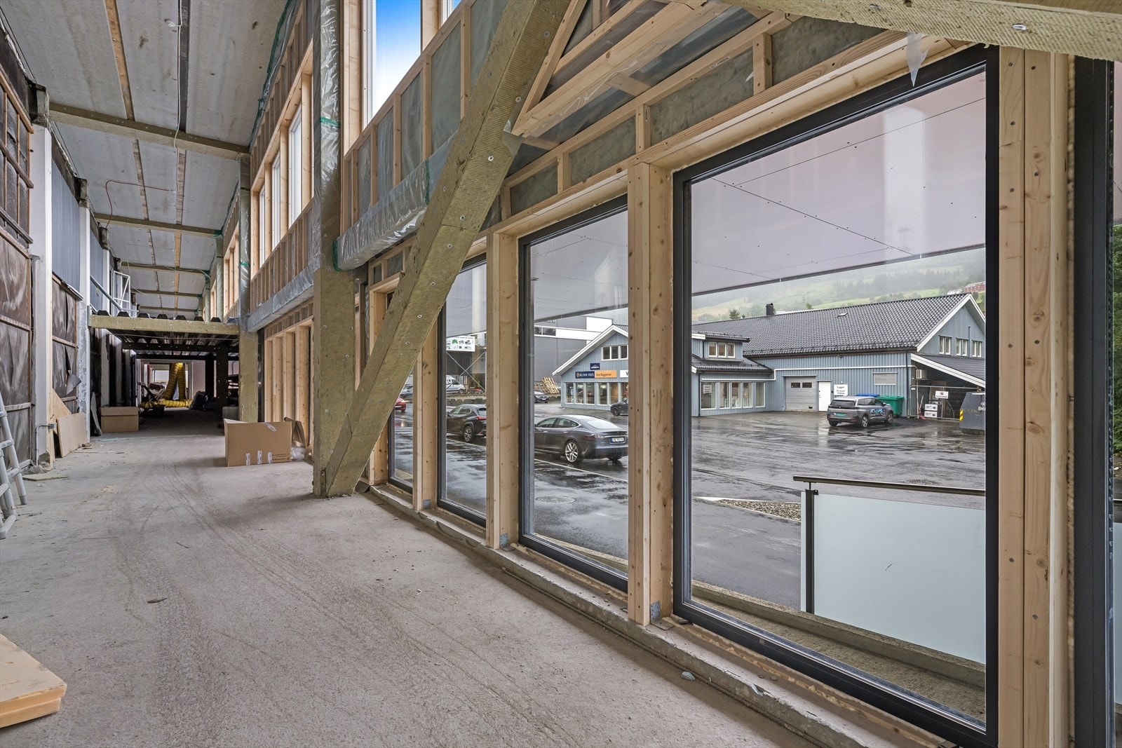 Butikkfasade ut mot hovedvei. BTA ca. 400 - 997 m².