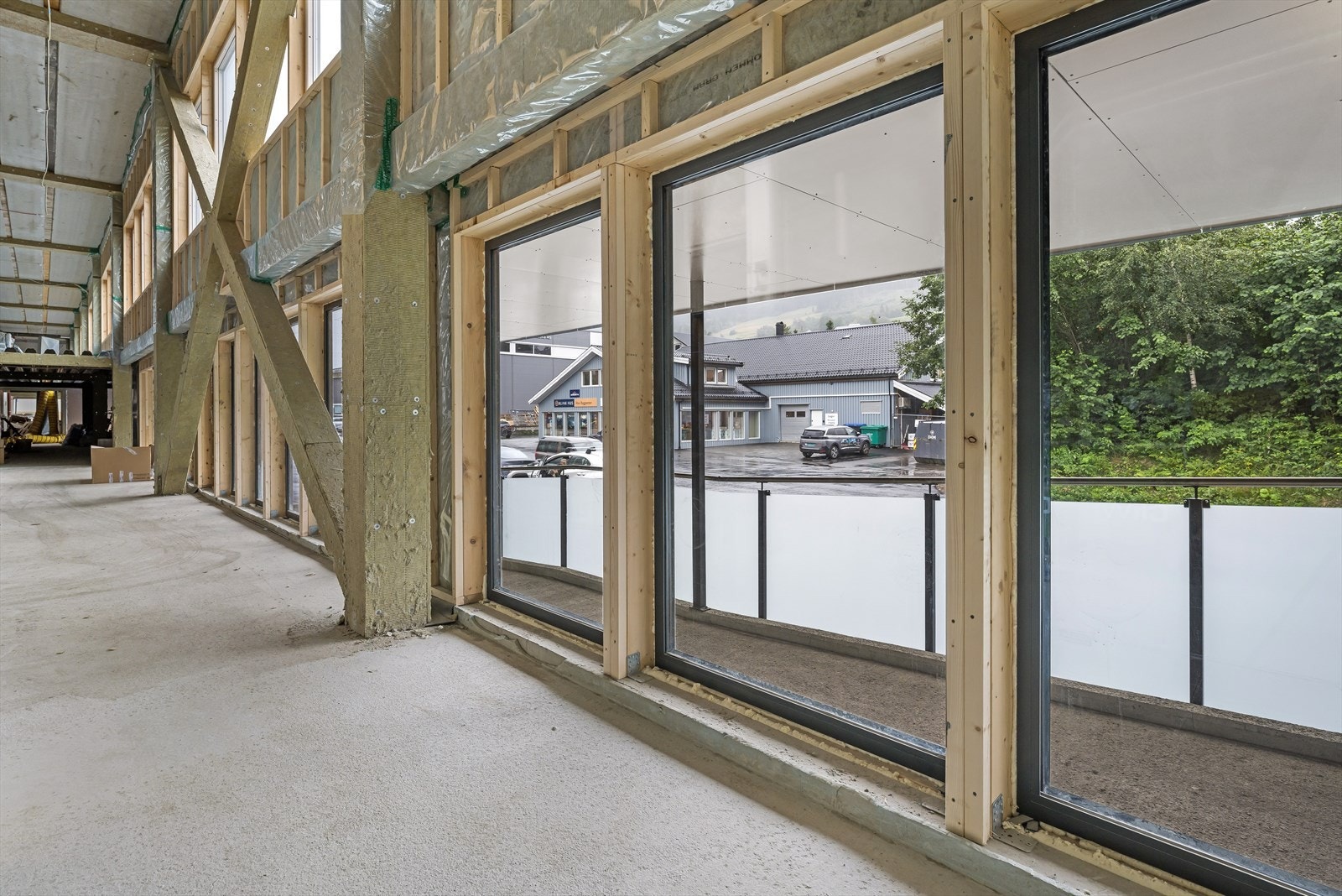 Butikkfasade ut mot hovedvei. BTA ca. 400 - 997 m².