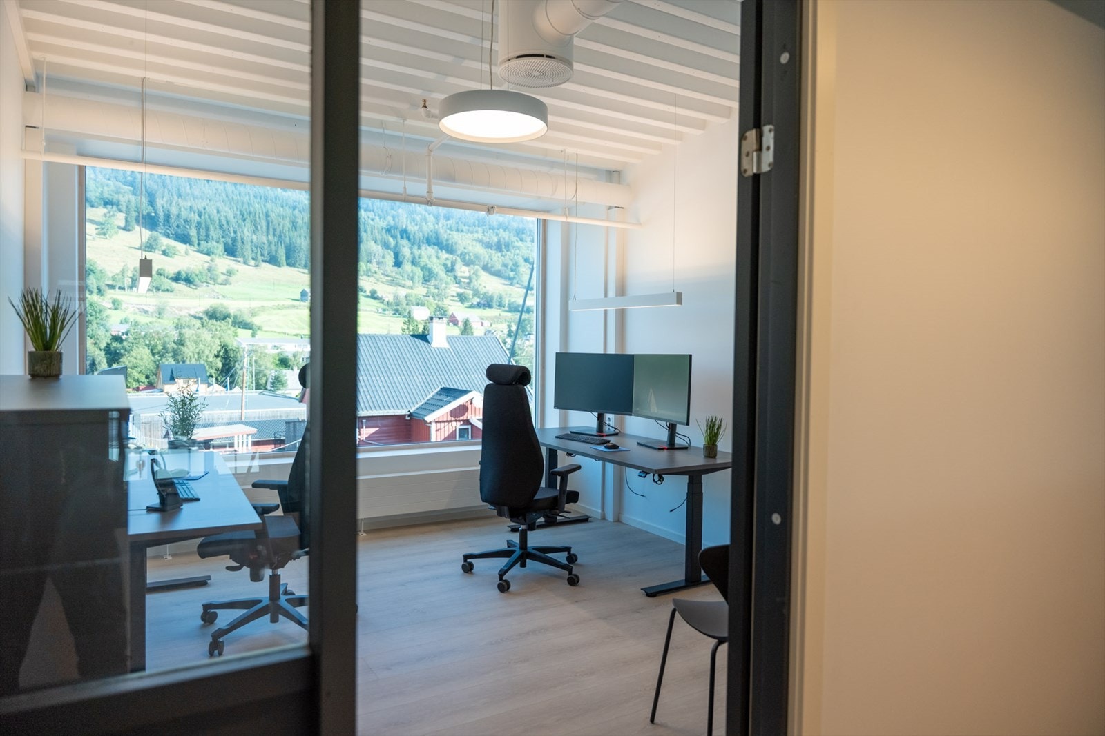 Nytt kontorfellesskap med 8 kontor, felles møterom, kjøkken og sosiale soner.
