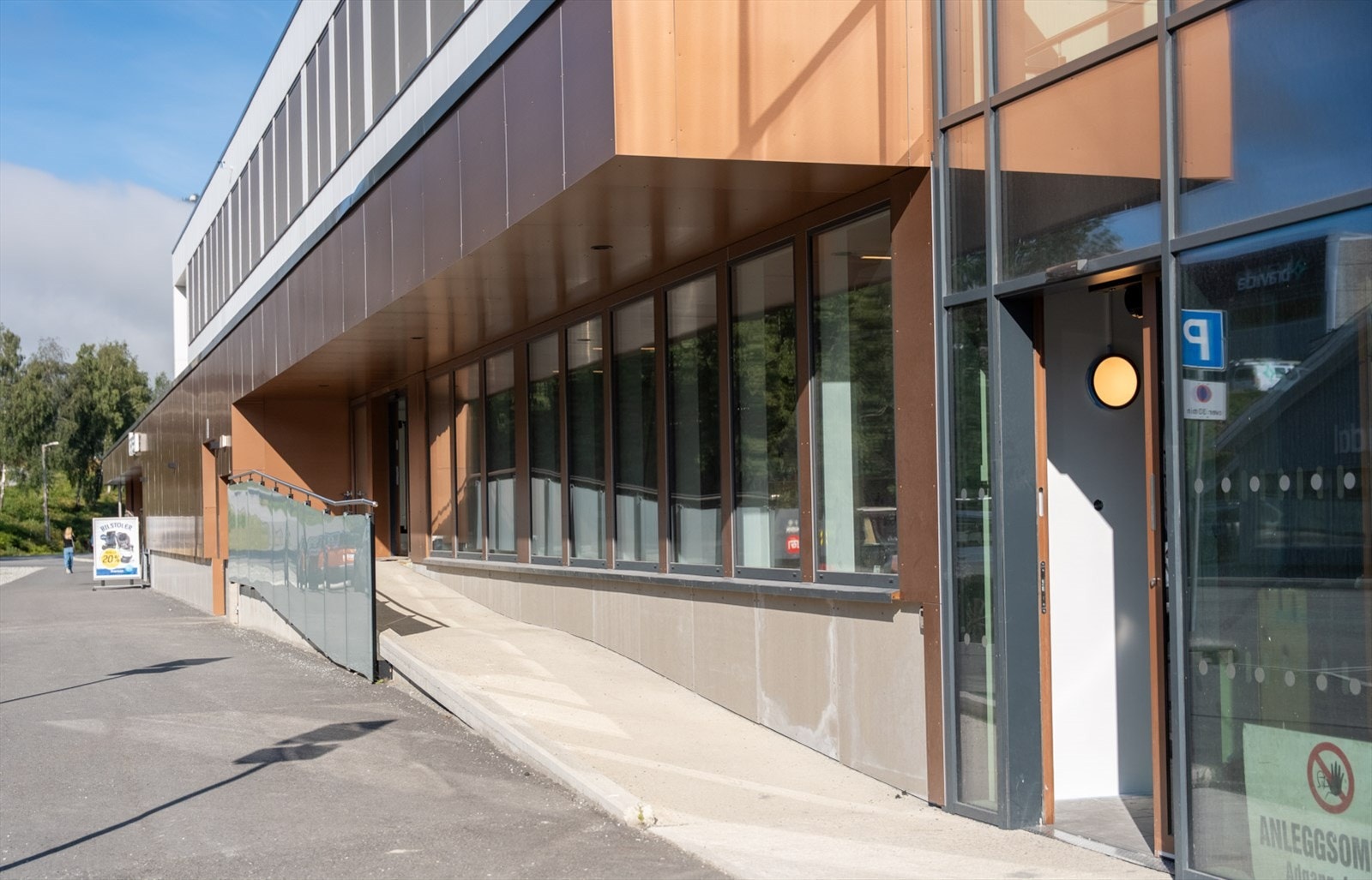 Inngangsparti til ledige handelsareal. BTA ca. 400 - 997 m².