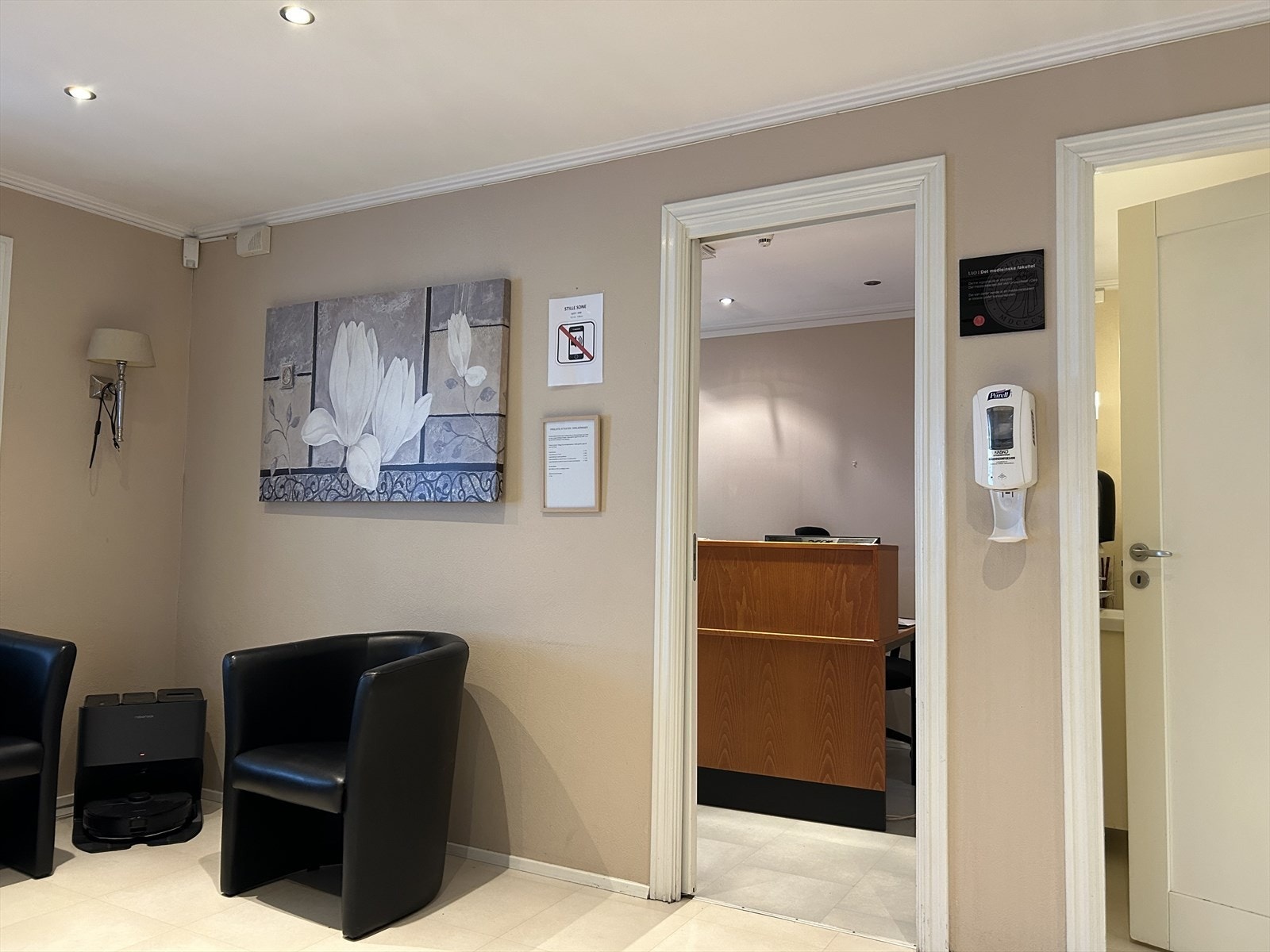 Lokalene inneholder: Venteværelse, toalettrom, labrom, tre kontorer, behandlingsrom, lager og pauserom med kjøkken. Galleribilde