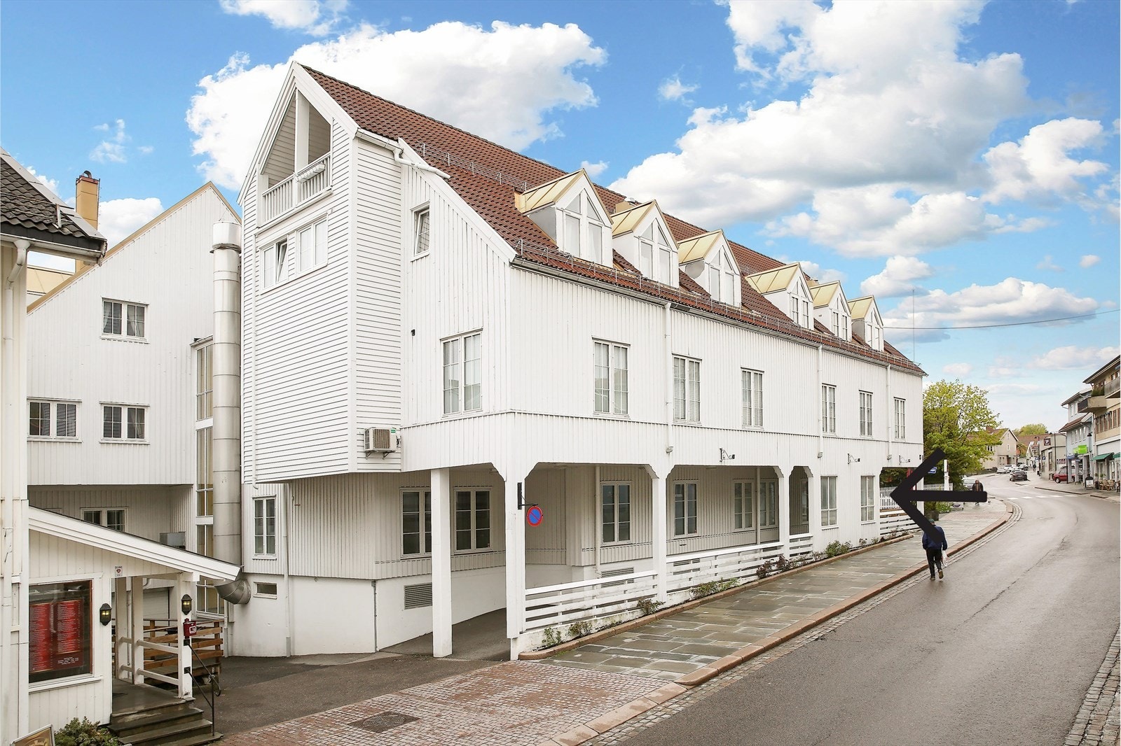 Næringslokalene meget sentralt til i Drøbak. Mye helserelatert virksomhet i øvrige næringsseksjoner i bygget. Galleribilde