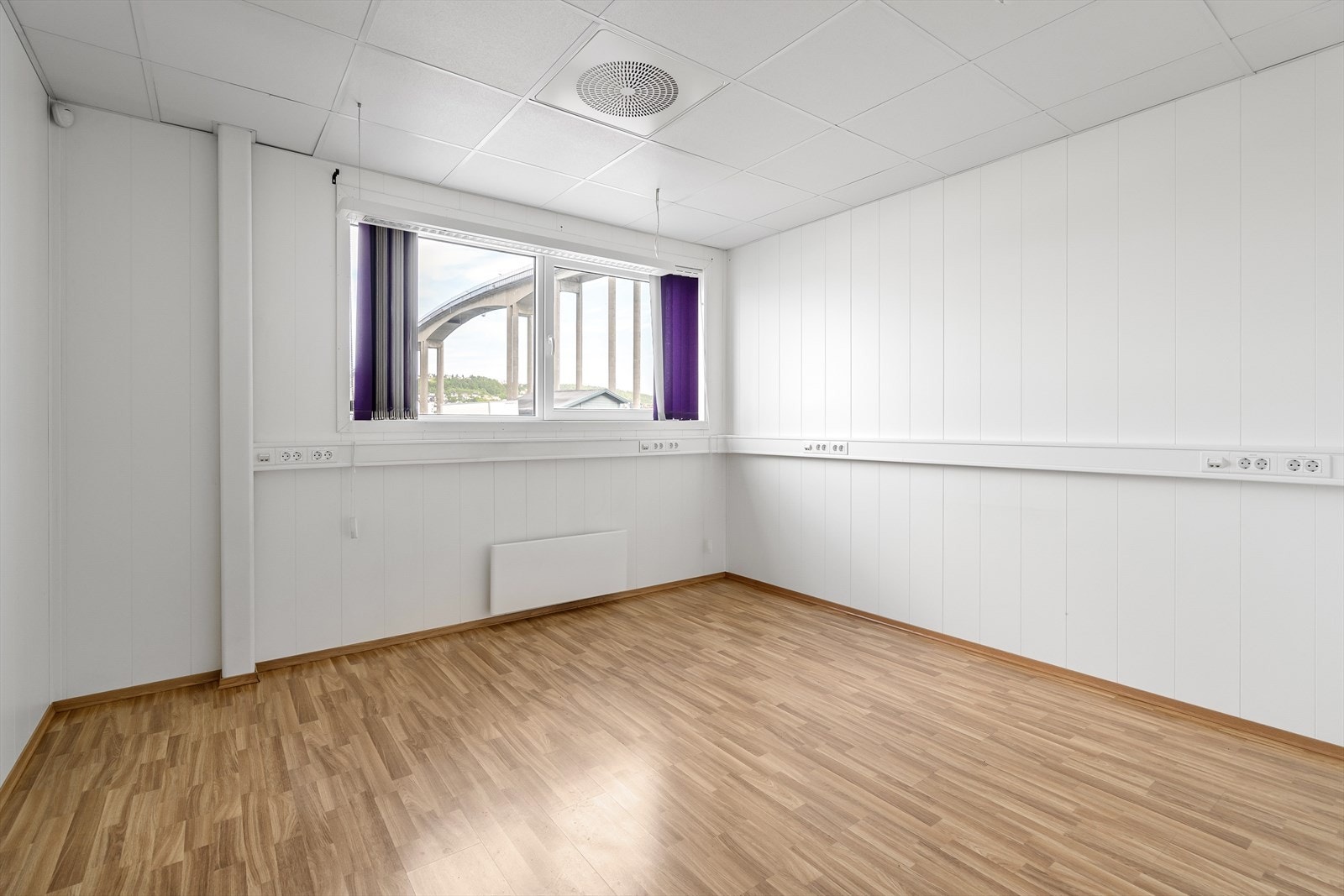 Kontor i tilknytning til produksjonslokaler, flott utstikt Galleribilde