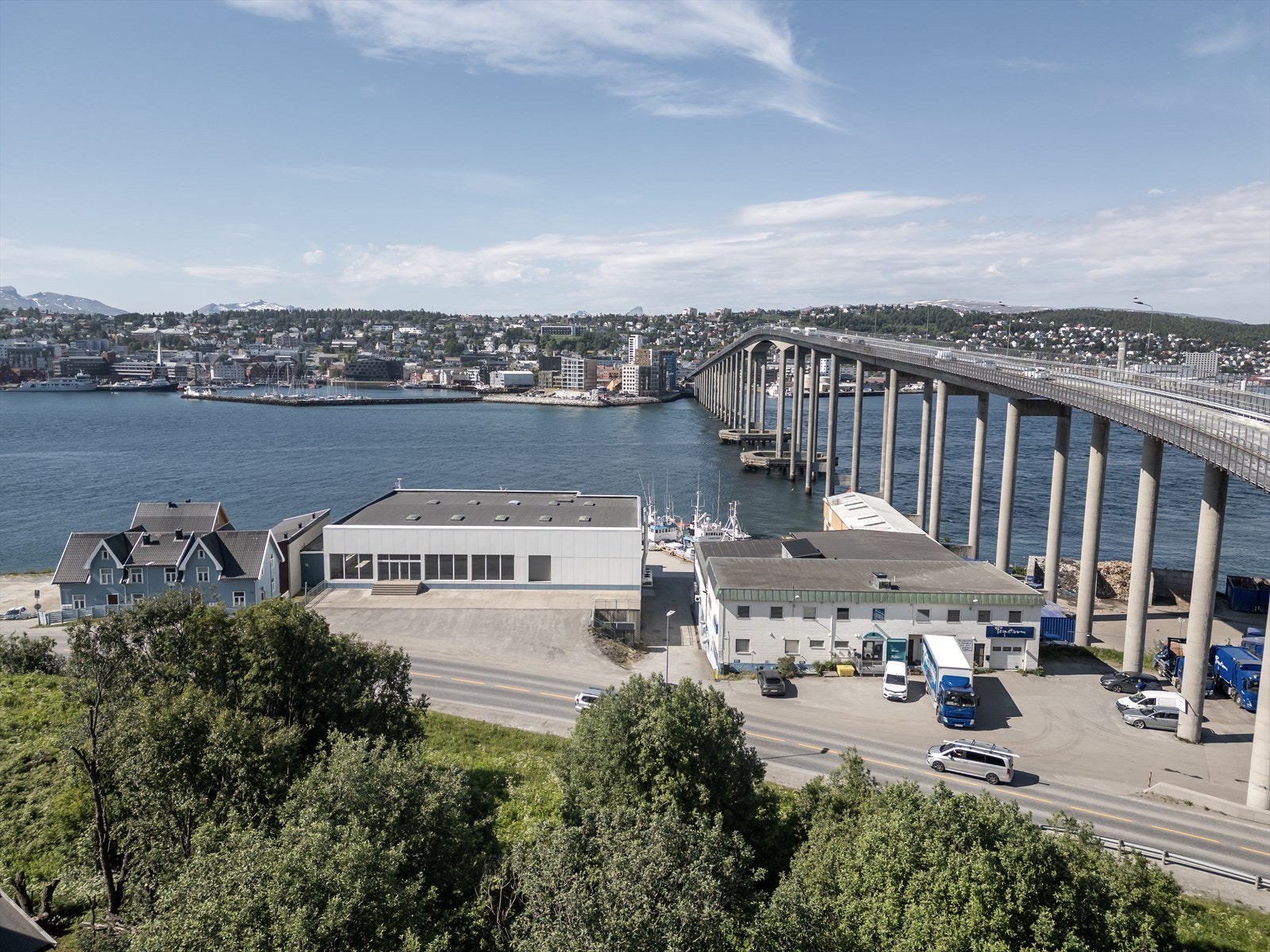 Kontorer i 2 etasje i bygget til høyre, produksjonslokaler i 1 etasje på bygget til venstre Galleribilde