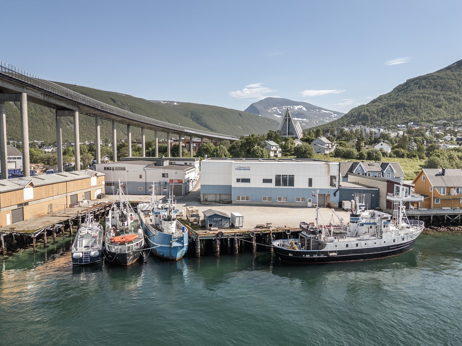 Ishavskatedralen og Tromsdalstinden er rett bak bygget Galleribilde