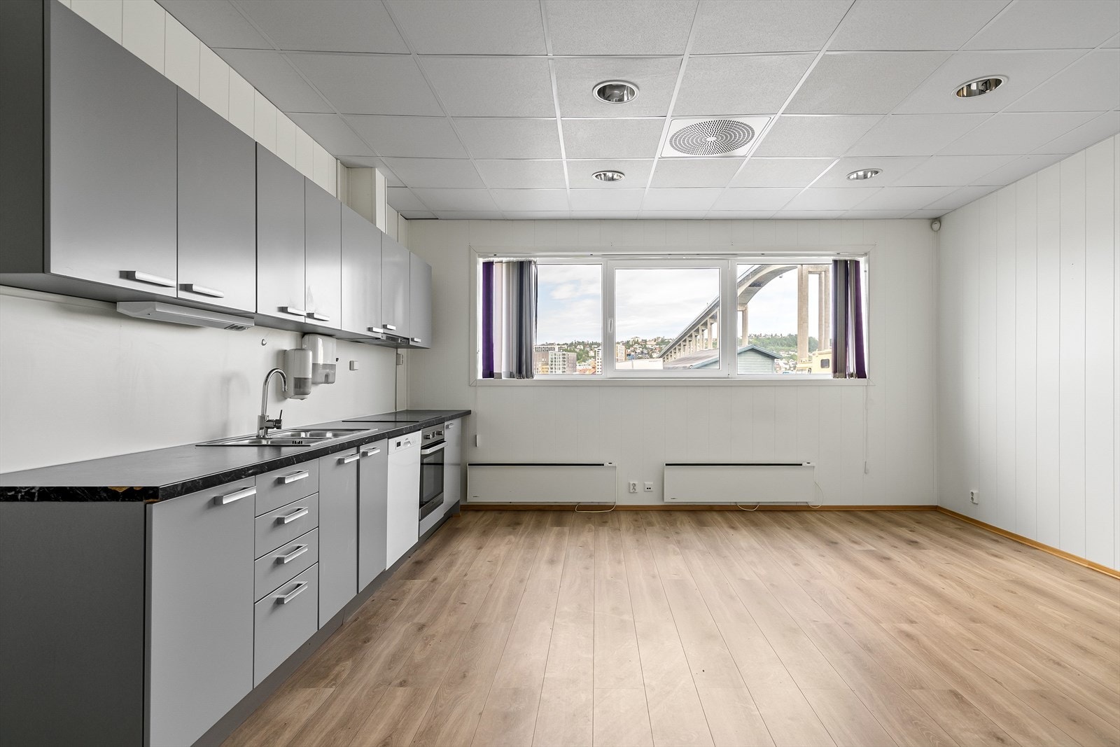 Kjøkken/spiserom med utsikt mot havet Galleribilde