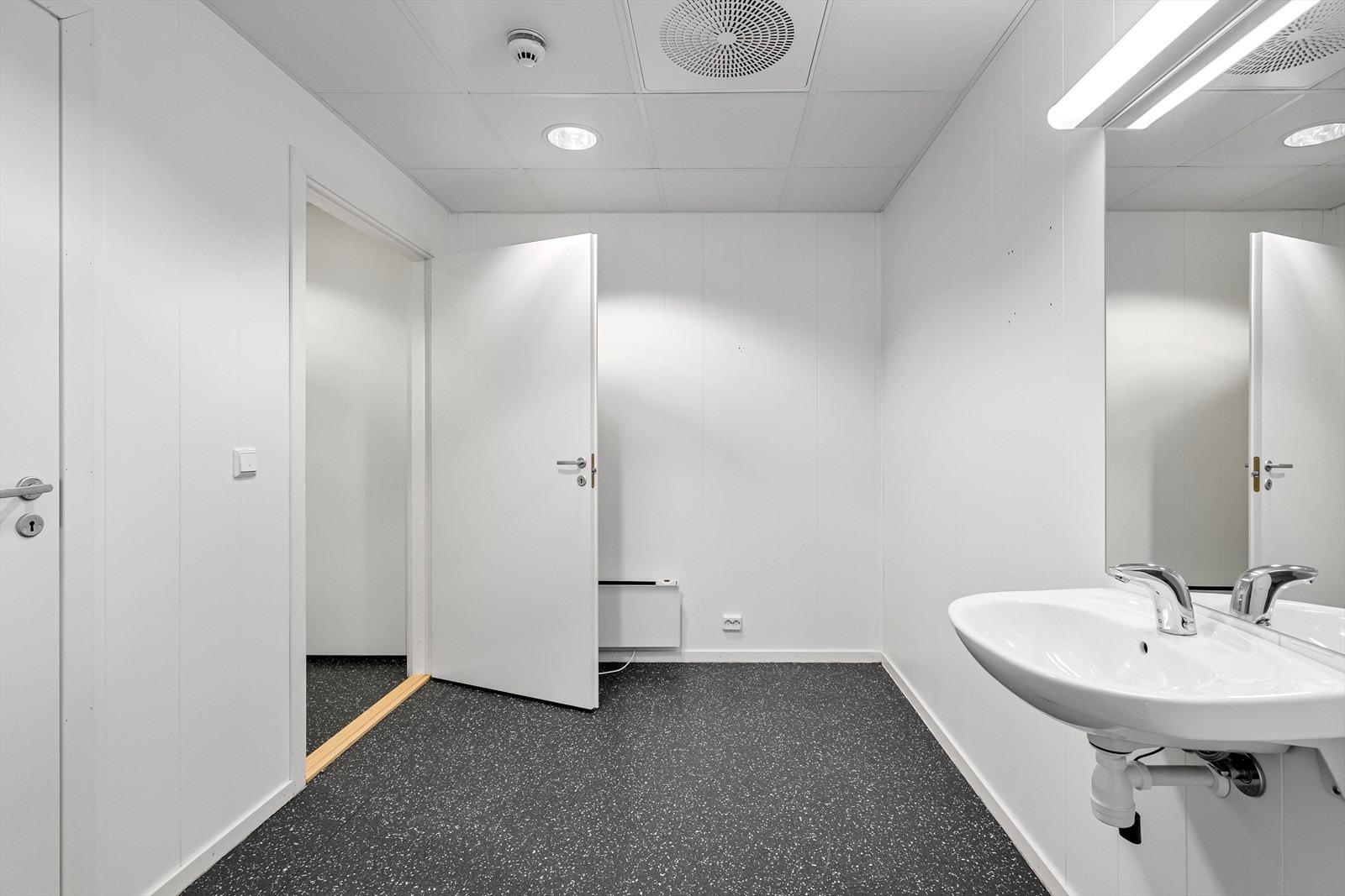 Garderober og toalett med dusjrom Galleribilde