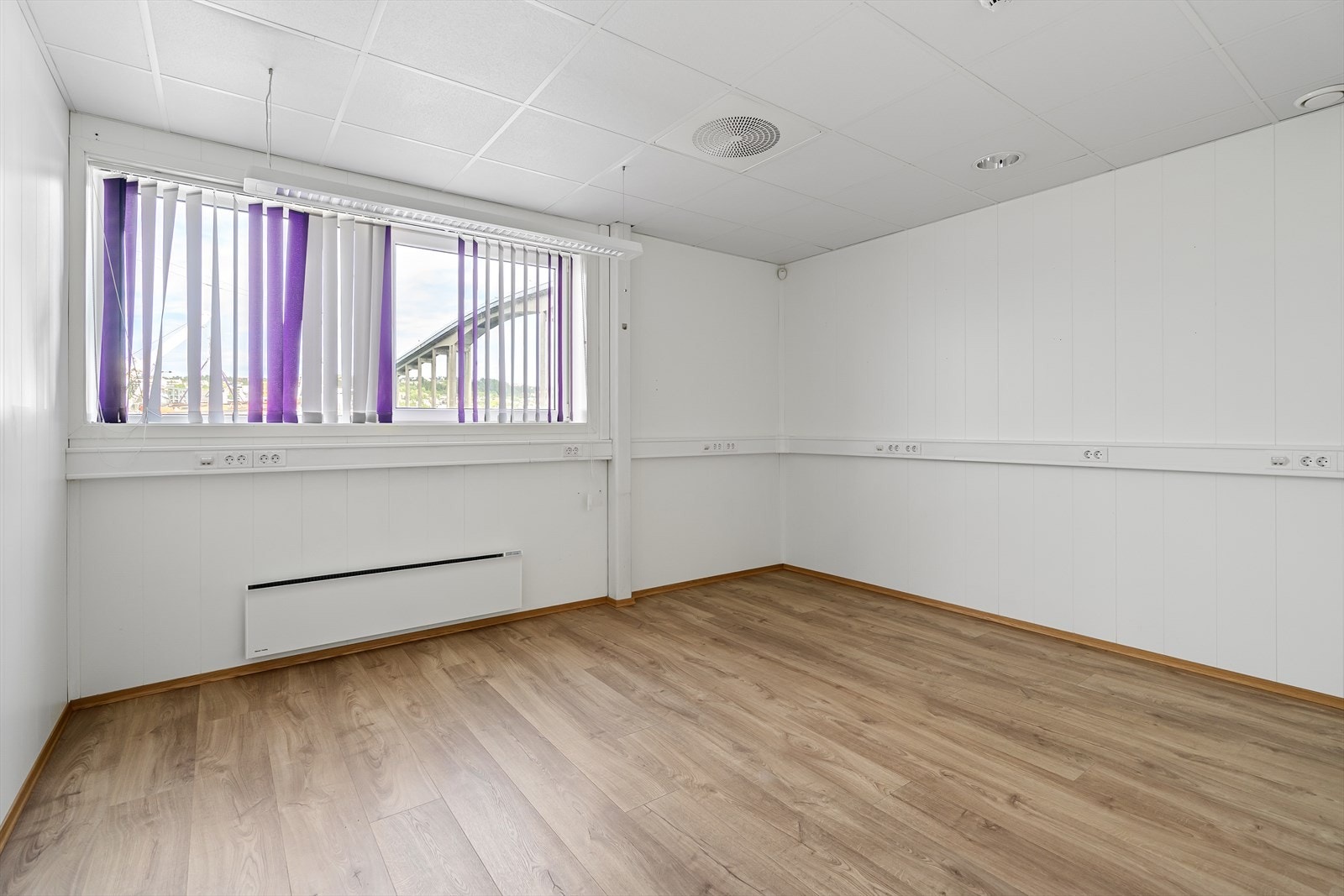 Kontorer med utsikt i 1 etasje mot havet Galleribilde