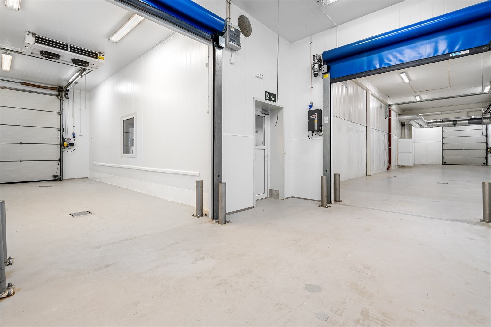 Kjøreporter i 2 ender av bygget Galleribilde