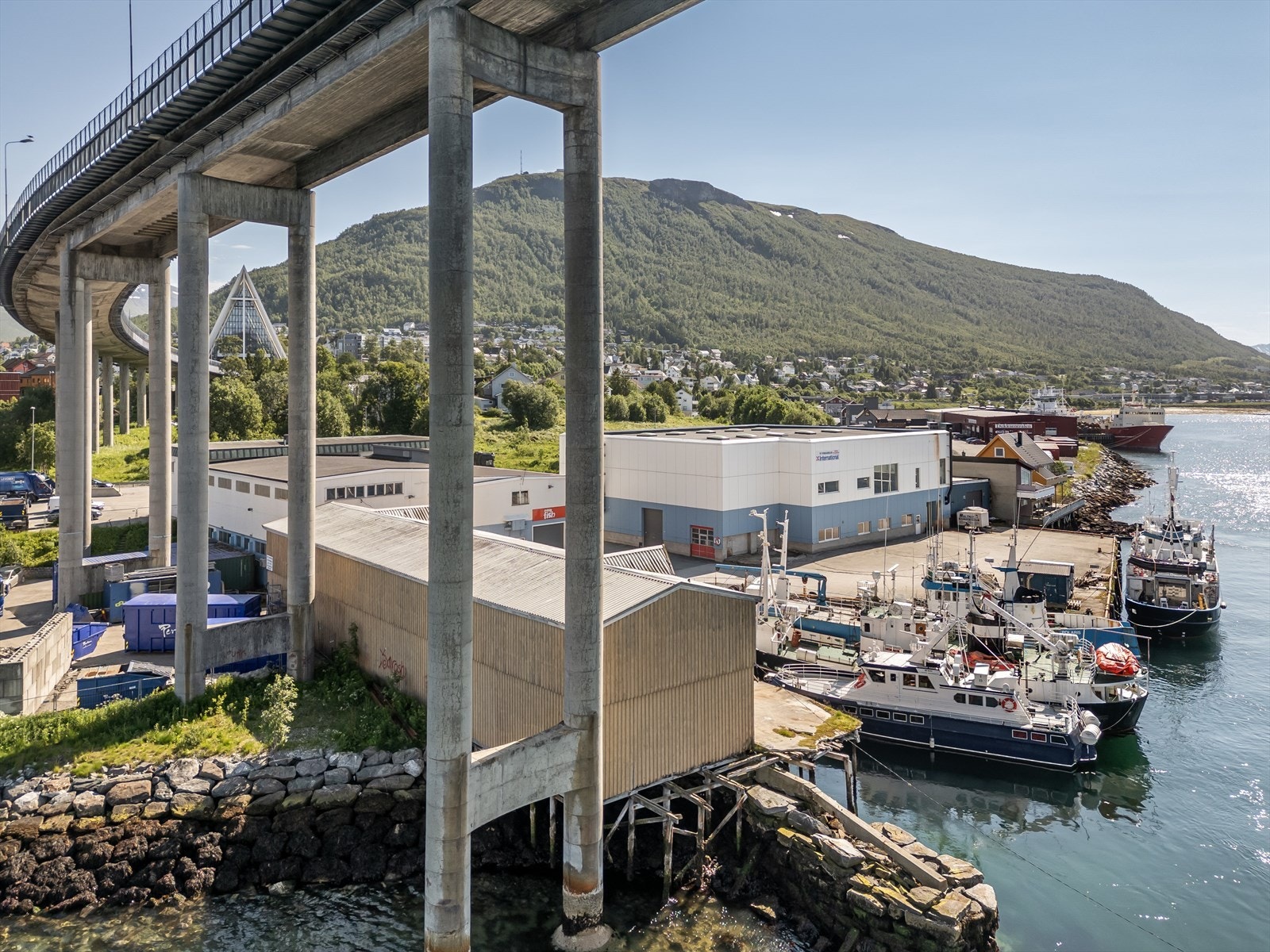 Mulig tilgang til kai - produksjons og fryselager i første etasje med kjøreporter Galleribilde