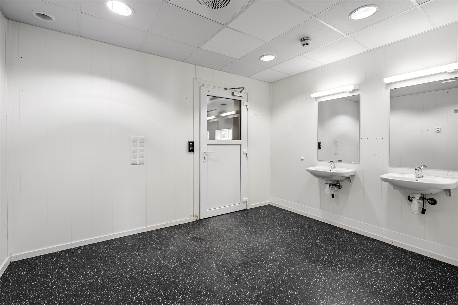 Sanitetsrom utenfor lager/produksjonslokaler Galleribilde