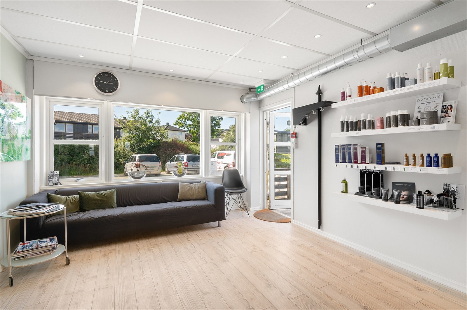 Det er god plass til parkering rundt store deler av bygget. Galleribilde