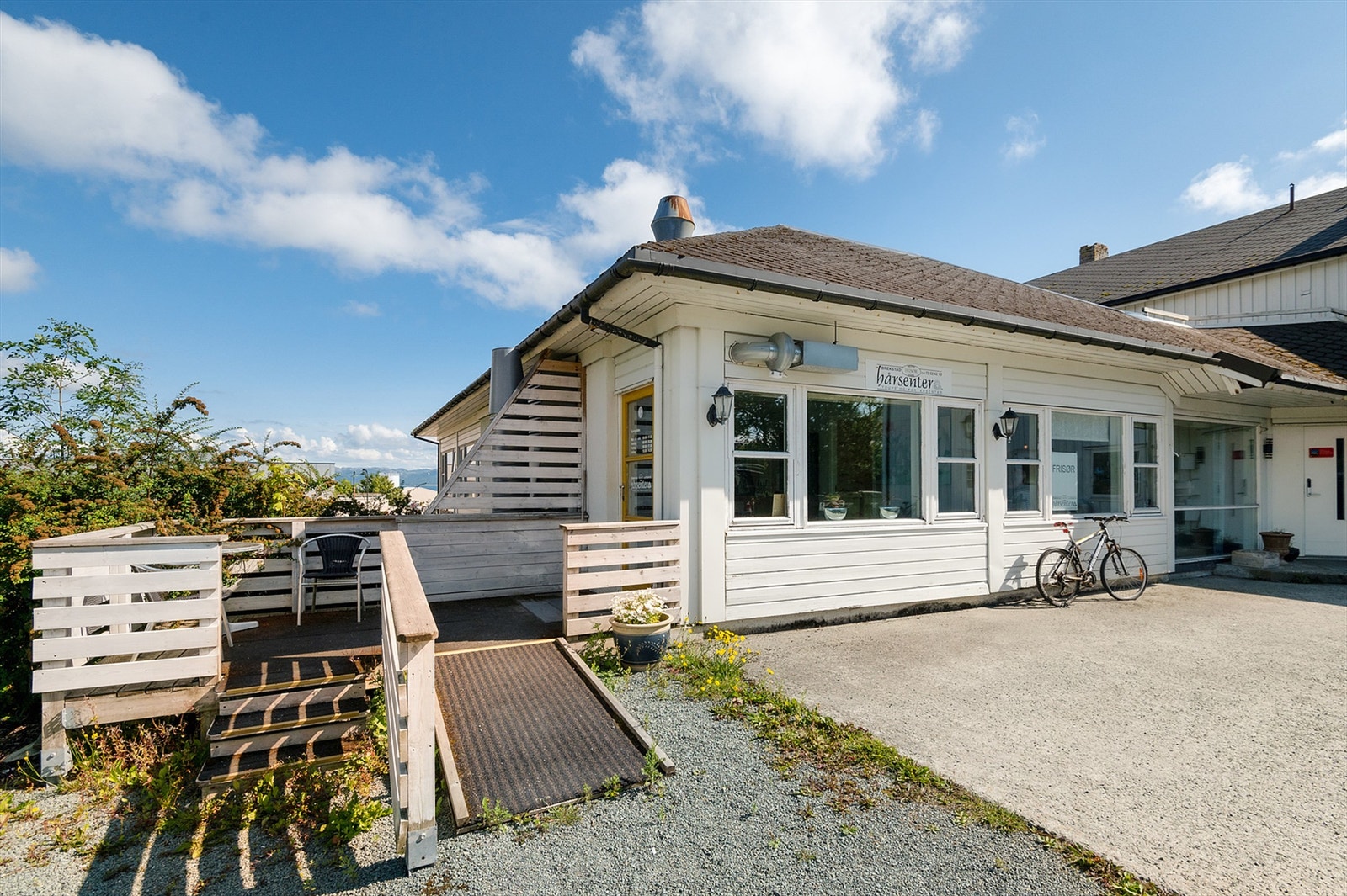 Frisørsalongen ligger i bygningens første etasje. Galleribilde