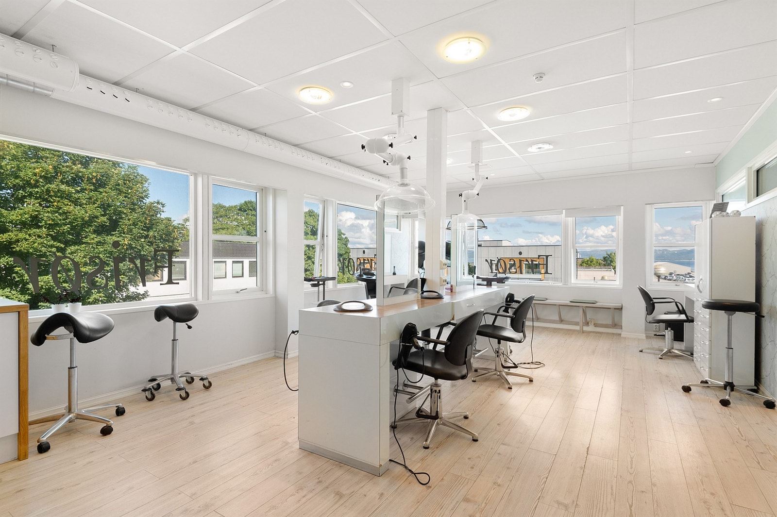 Frisørsalongen er i drift per i dag, og det kan være aktuelt med videreføring av leieforhold. Galleribilde