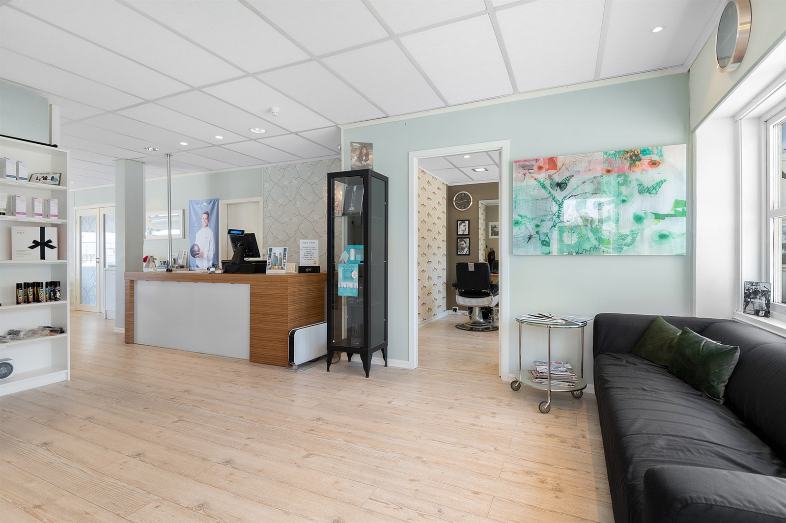 Venterom, butikk og salong. Galleribilde