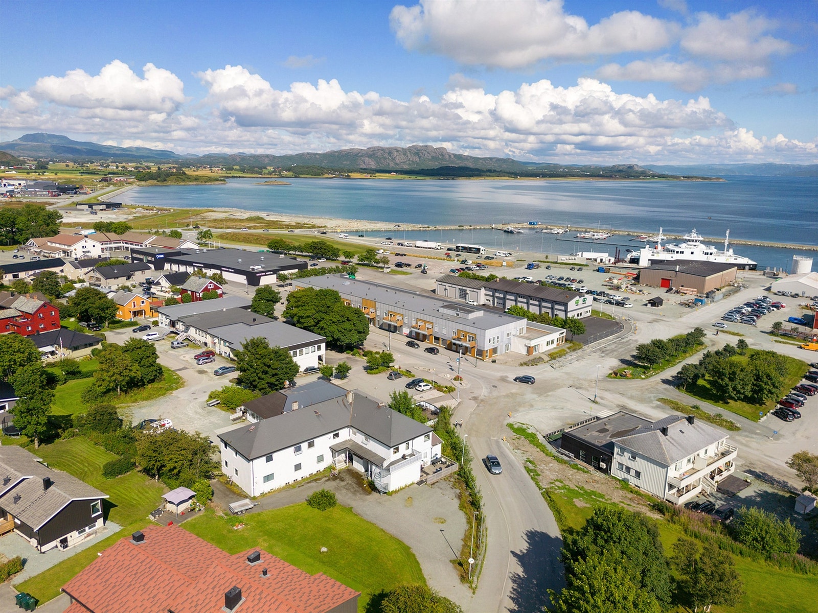 Tomta har ypperlig beliggenhet ved havna, like ved bibliotek, kulturhus, hotell, hurtigbåt, butikk og treningssenter. Galleribilde