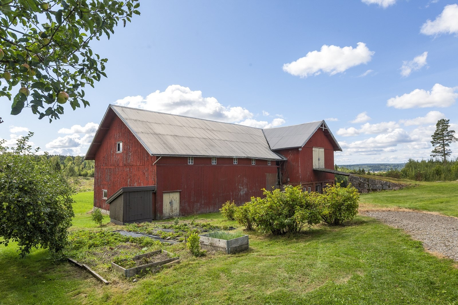 Eldre låvebygning med vedlikeholdsbehov. Galleribilde