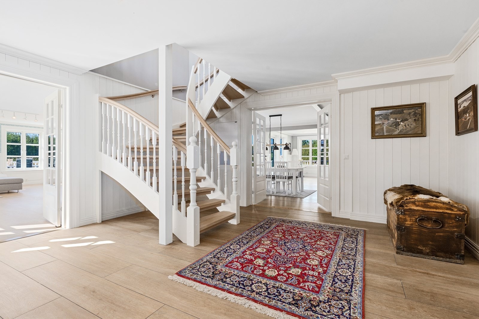 Hall med adkomst til andre etasje Galleribilde