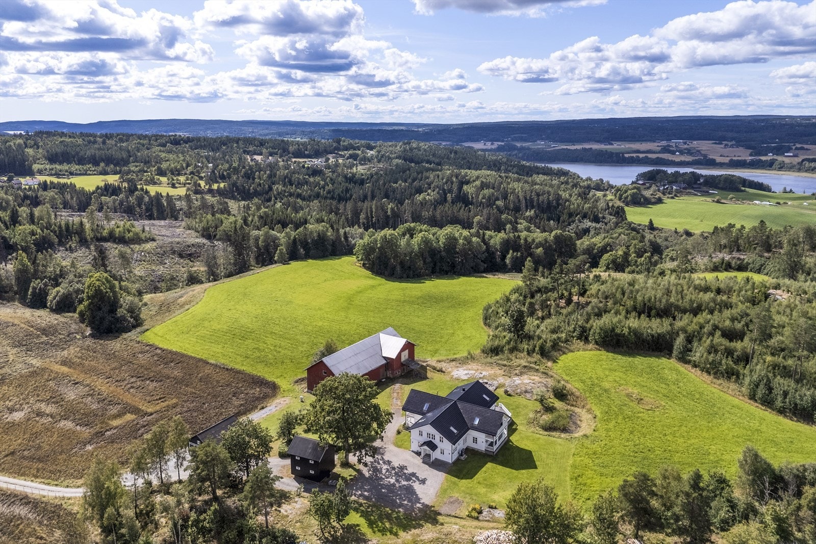 Rolig og idyllisk beliggenhet med et glimt av Glomma. Galleribilde