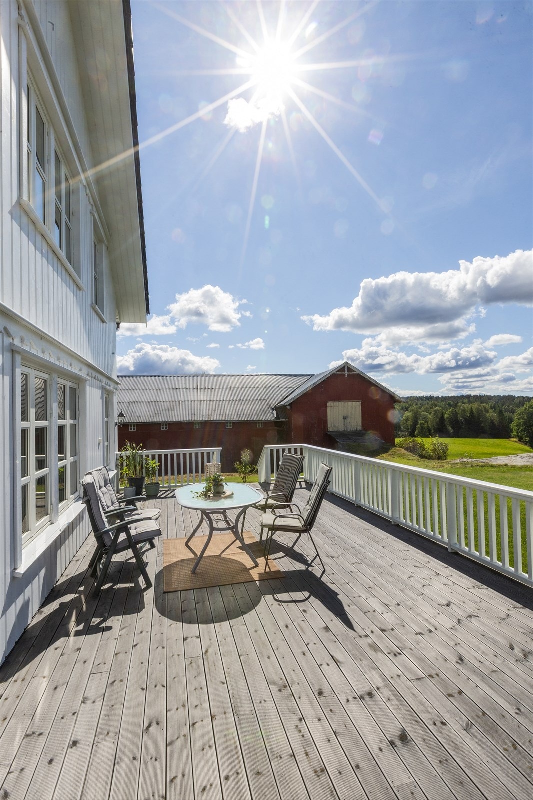 Solen kan nytes gjennom hele dagen på terrassen som omkranser boligen Galleribilde