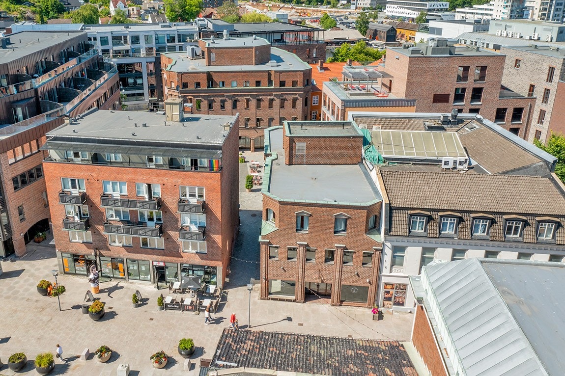 Bygget med smuget inn mot Nygaardsplassen og gågata i front. Galleribilde