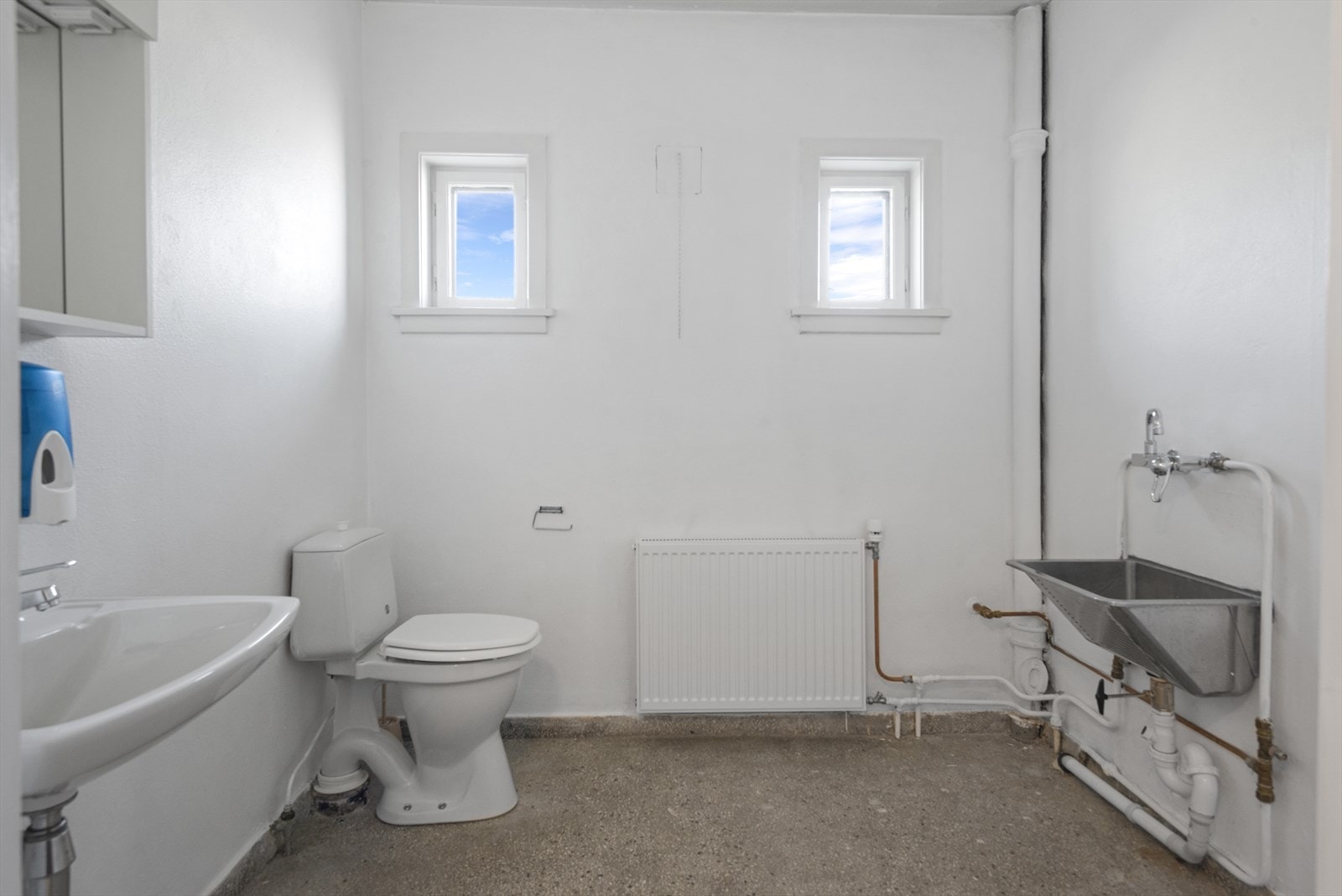 Toalett i lokaler, kontorer i første etasje med inngang fra baksiden Galleribilde