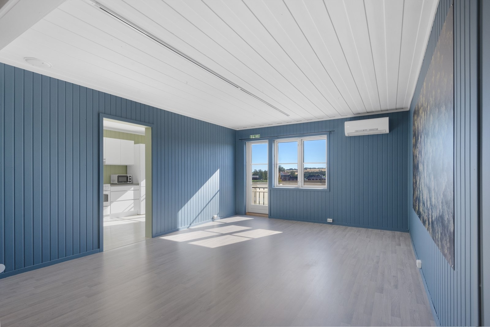 Stue i leilighet toppetasje - Utgang til balkong med fine utsiktsforhold Galleribilde