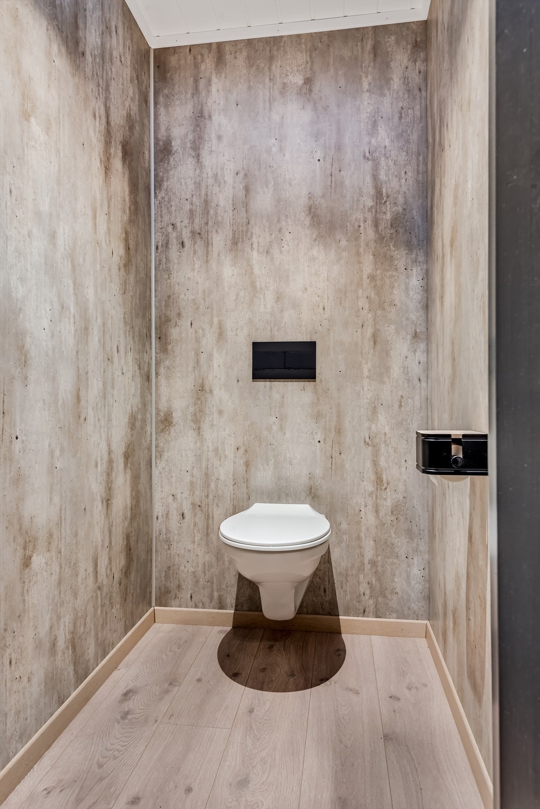 Nyere toalettrom i produksjonshall/ underetasje - Gulvvarme Galleribilde