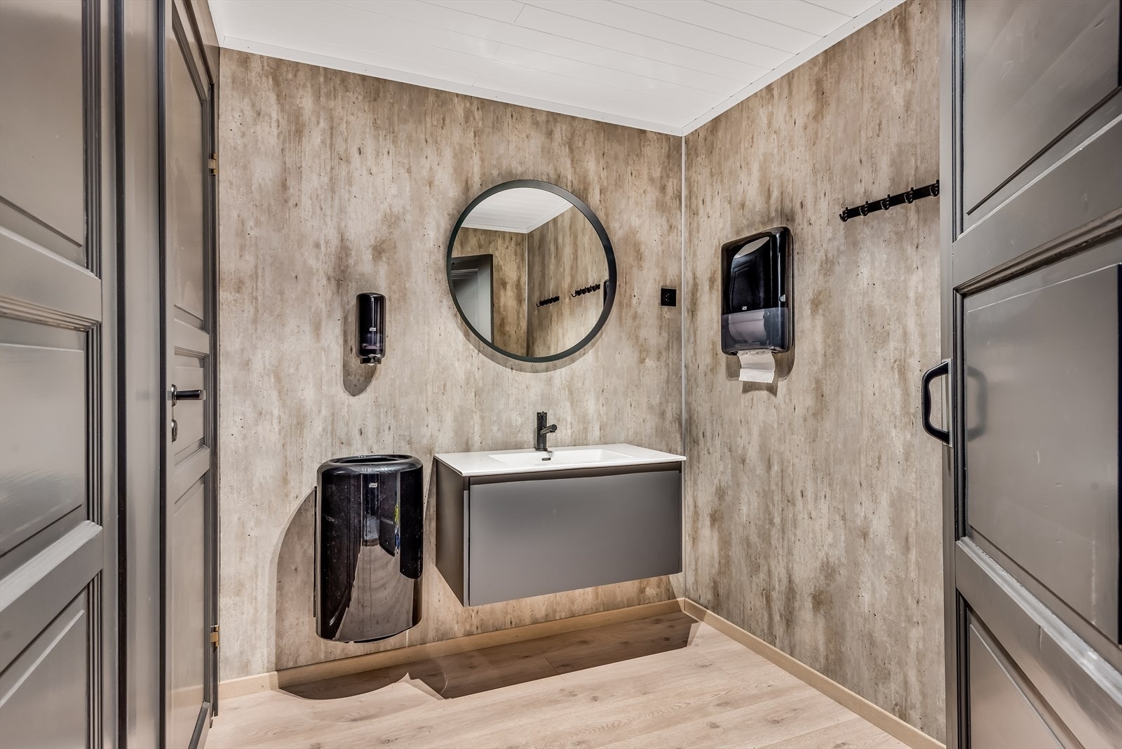 Nyere toalettrom i produksjonshall underetasje - Gulvvarme Galleribilde