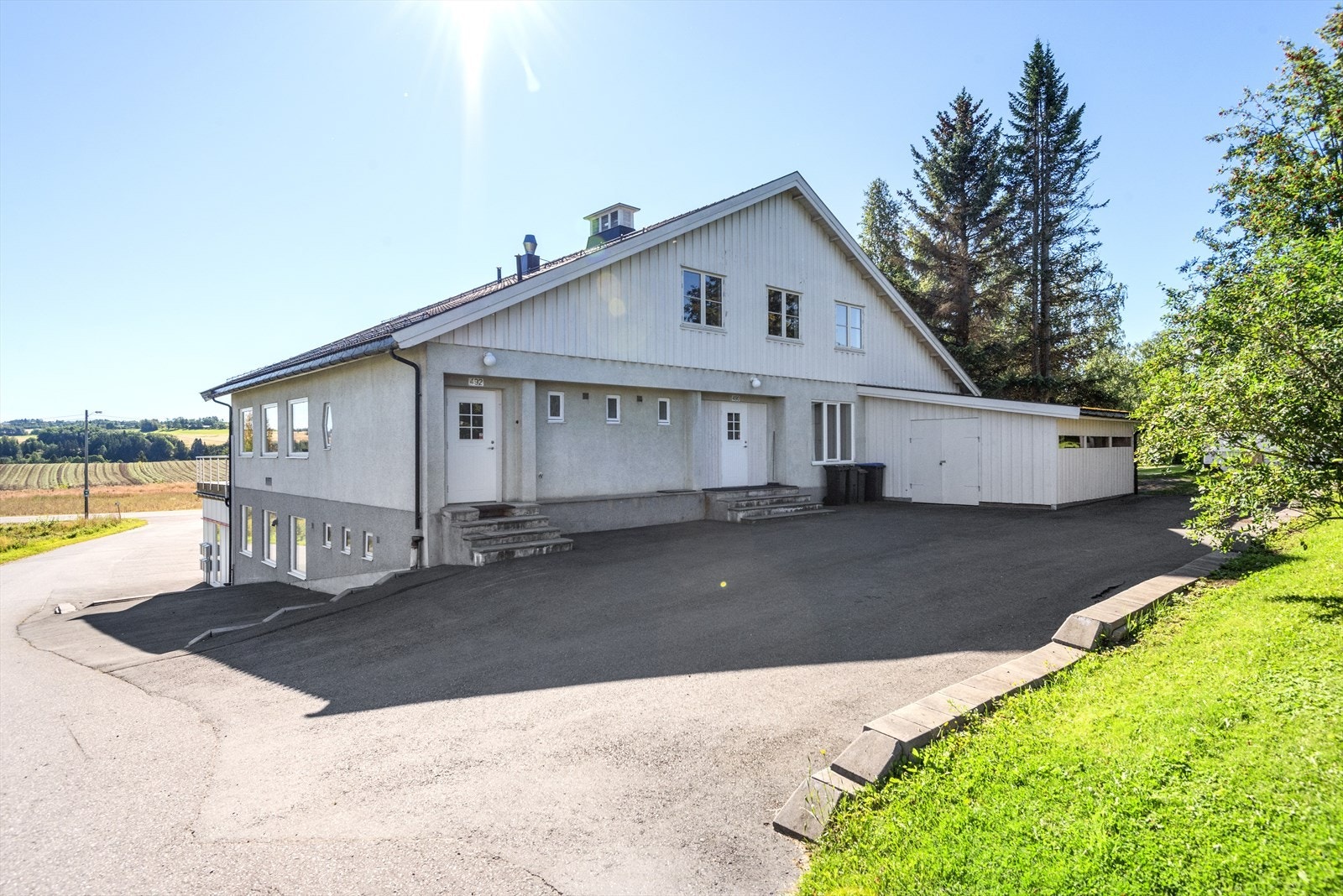 Fasade med to separate innganger og adresser på baksiden - Tidligere carport kan åpnes Galleribilde