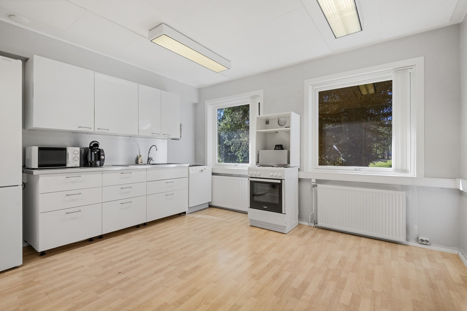 Kjøkken i lokaler, kontorer i første etasje med inngang fra baksiden Galleribilde