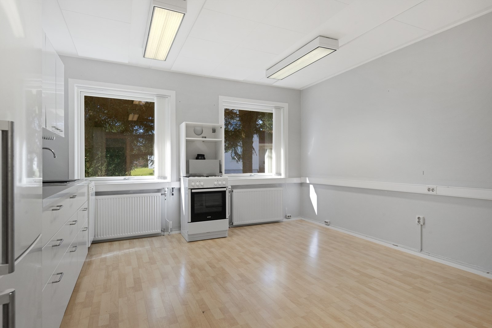 Kjøkken i lokaler, kontorer i første etasje med inngang fra baksiden Galleribilde