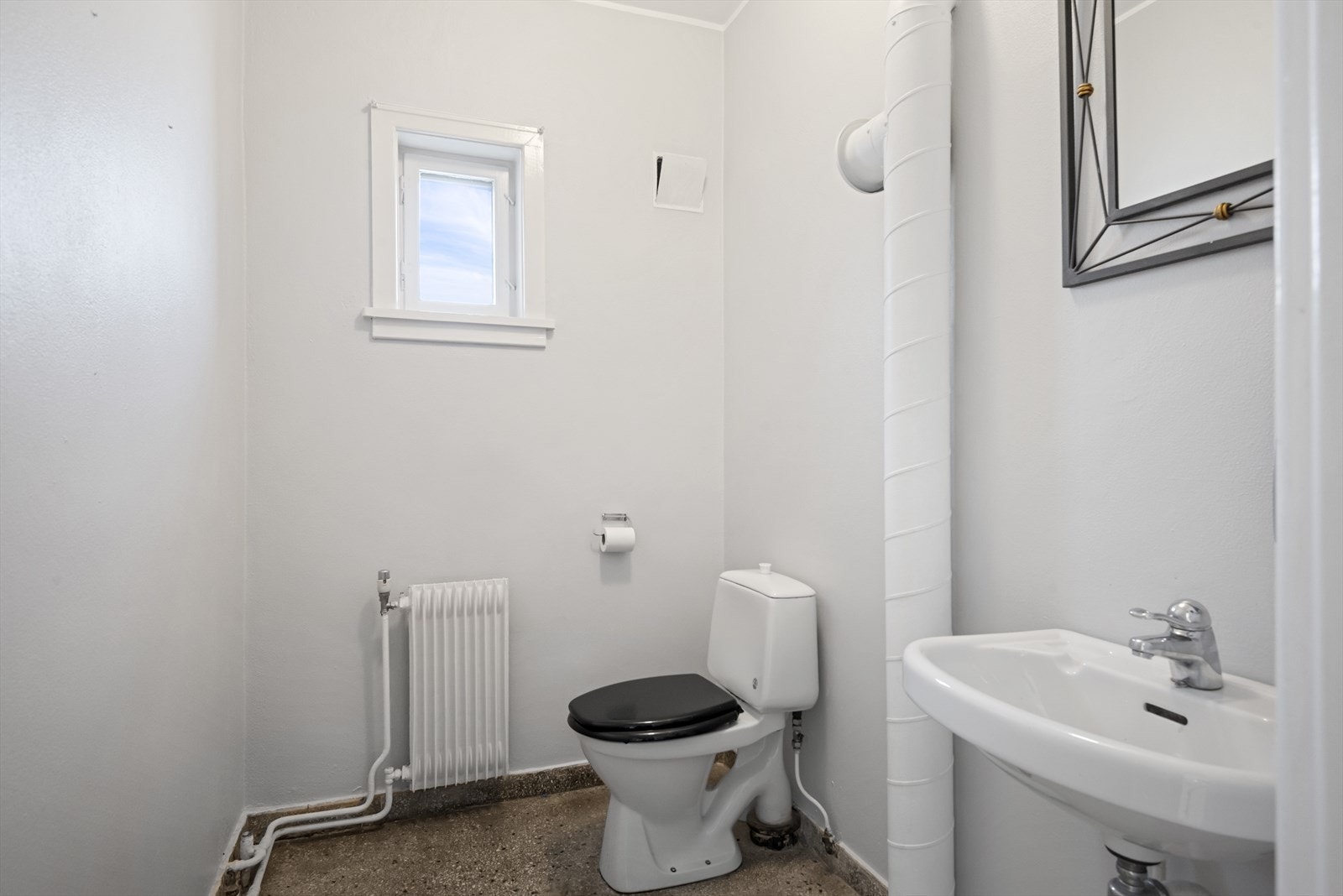 Toalett i lokaler, kontorer i første etasje med inngang fra baksiden Galleribilde