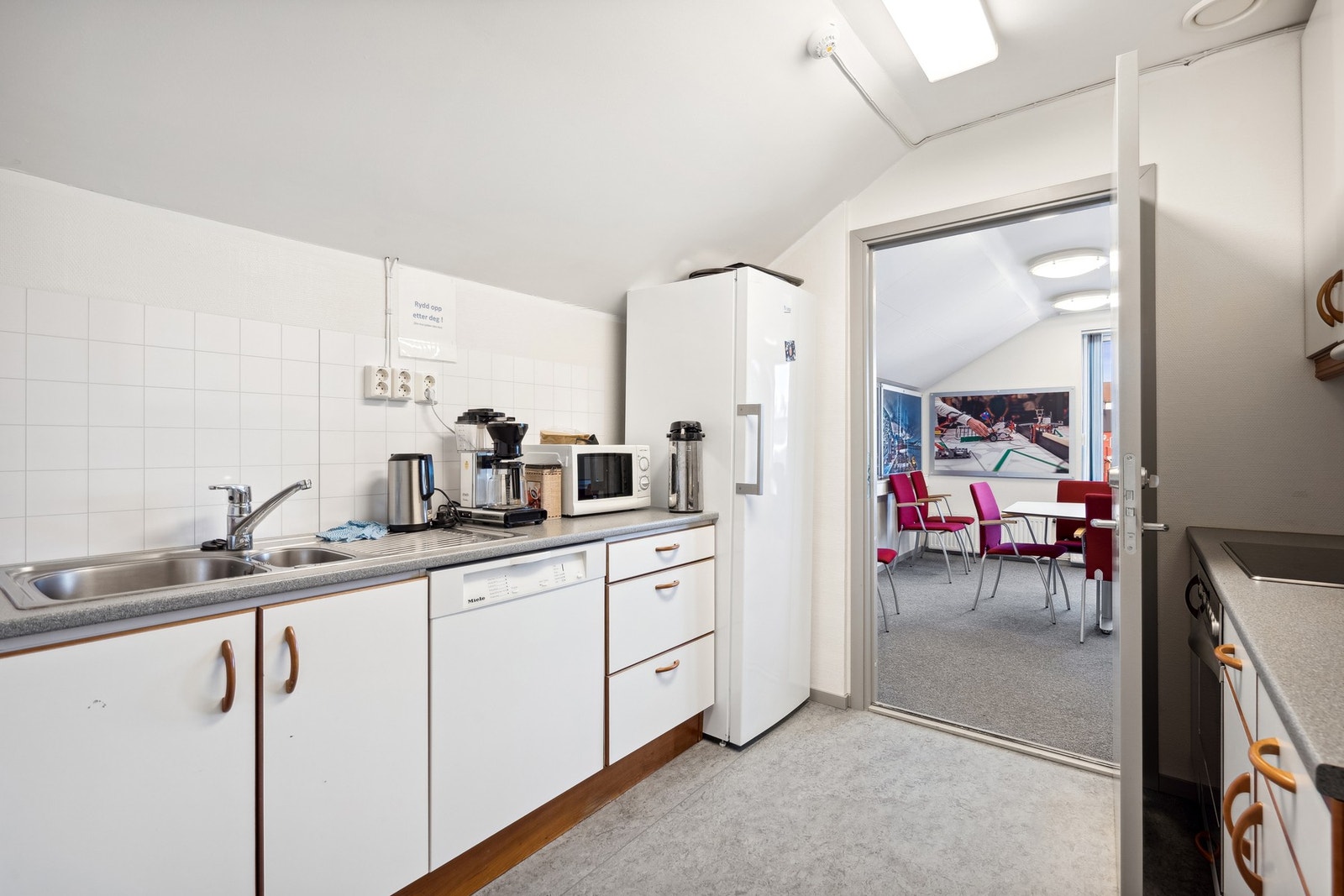 Kjøkken mot møterom Galleribilde