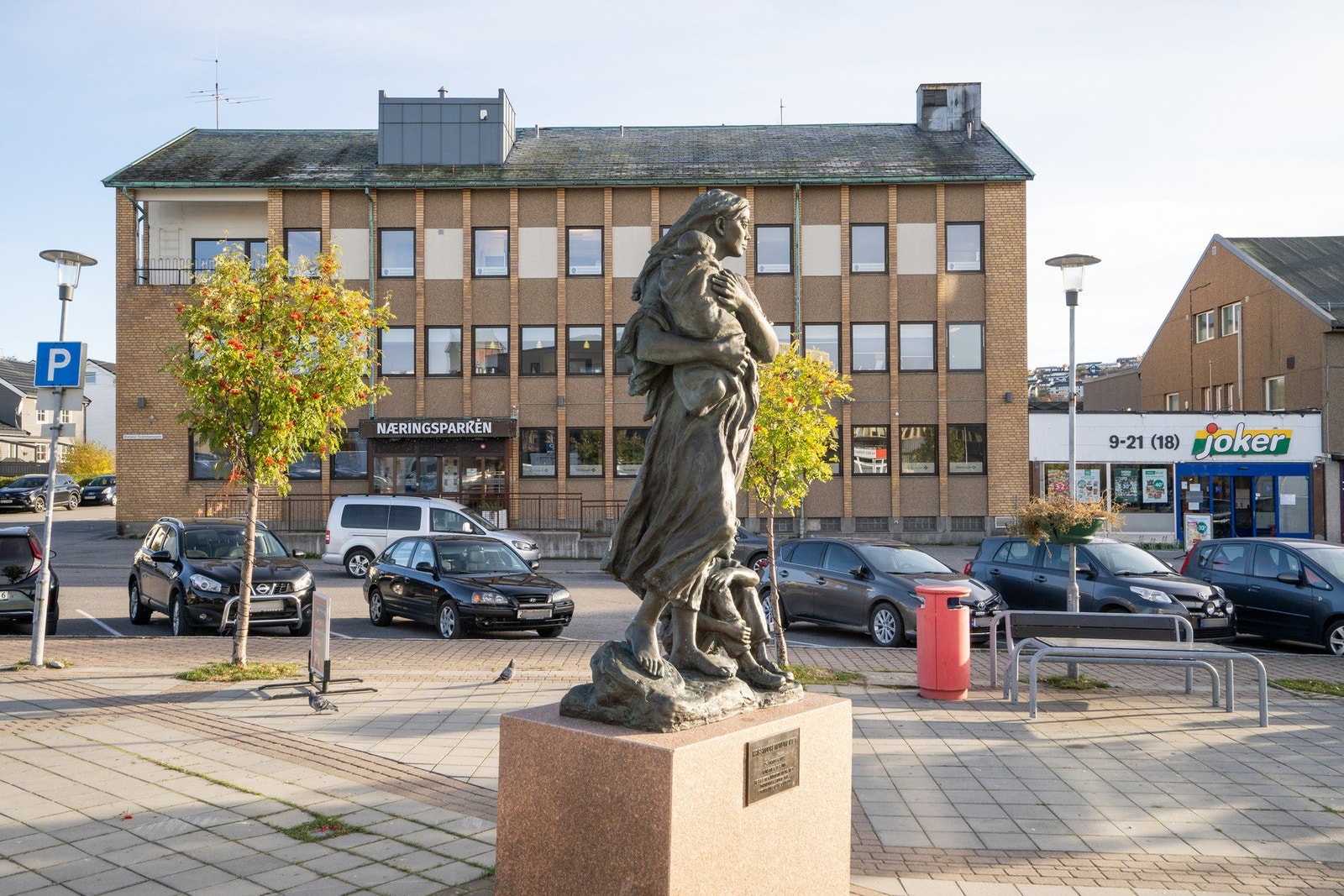 Fasade og inngangsområde fra torget. Galleribilde