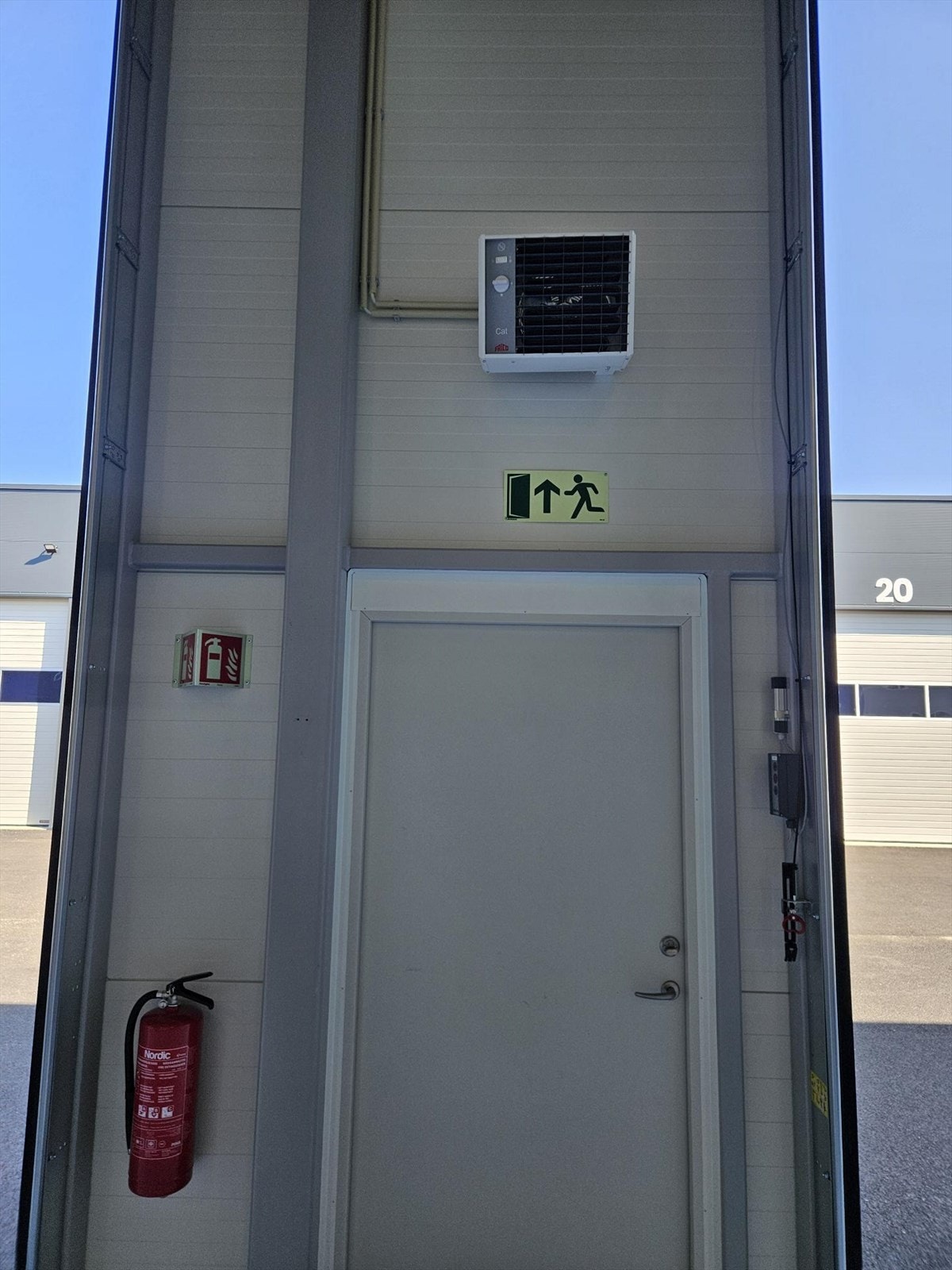 Adkomst via dør i tillegg til porten. Galleribilde