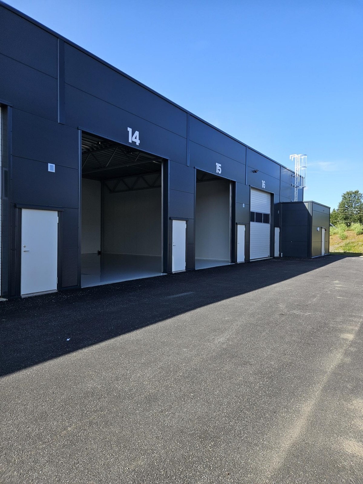 Velkommen til Majorvegen 6 D! En romslig lagerseksjon med to kjøreporter. Galleribilde