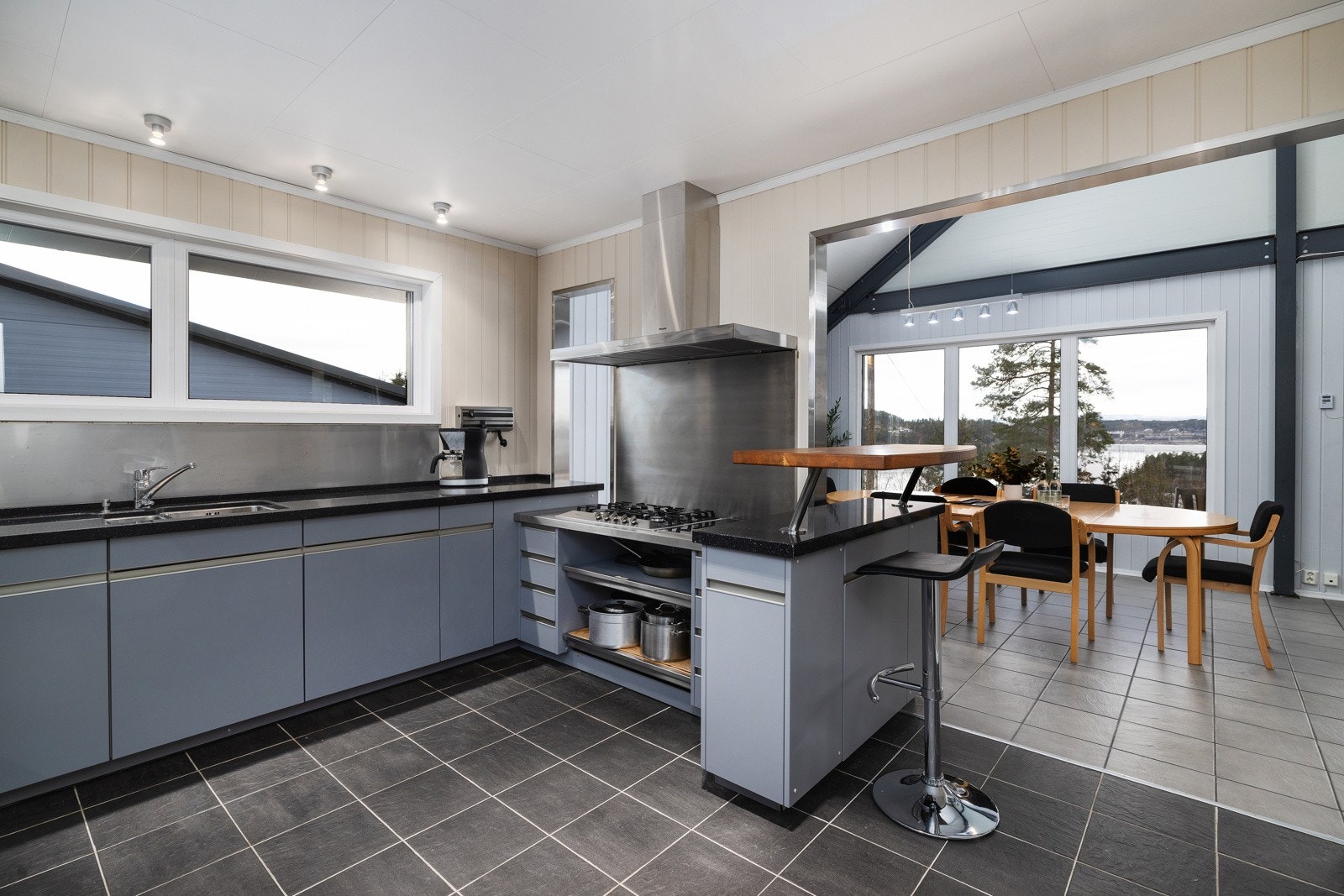 Kjøkken er innredet med gasskomfyr for rask og effektiv matlaging i stor skala. Galleribilde