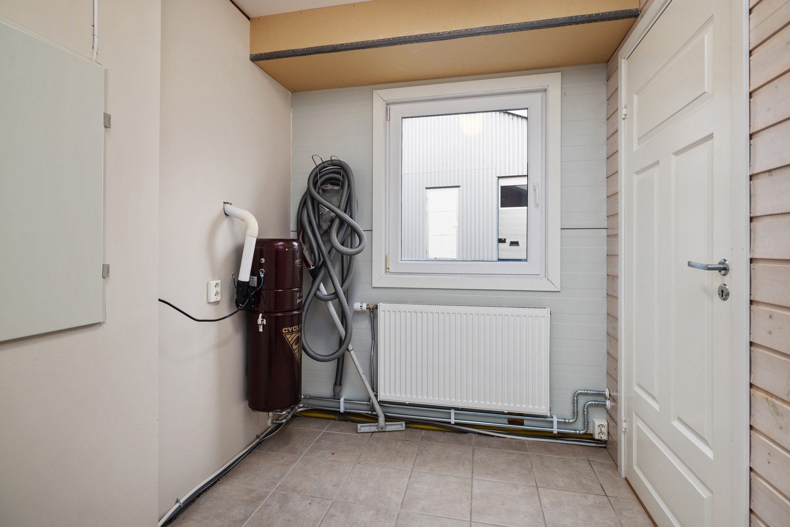 Gang til bad og teknisk rom med sentral støvuger 1.etg Galleribilde