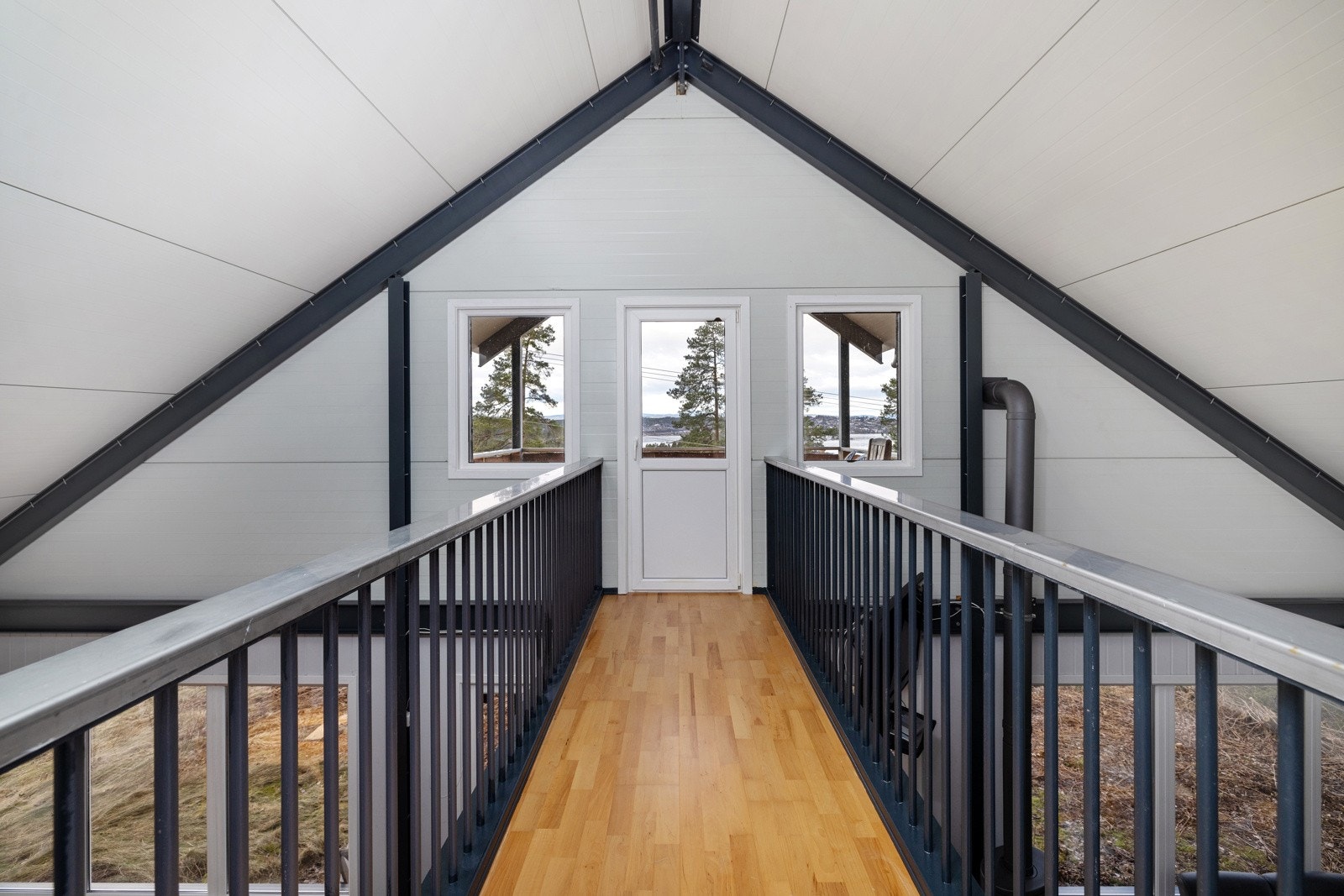 Gangbro til balkong med flott utsikt over Steinsfjorden over byggets fellesareal. Galleribilde