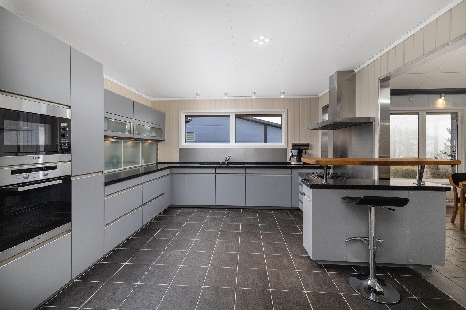 Praktisk moderne kvalitetskjøkken. Rikelig med lagringspass. Galleribilde