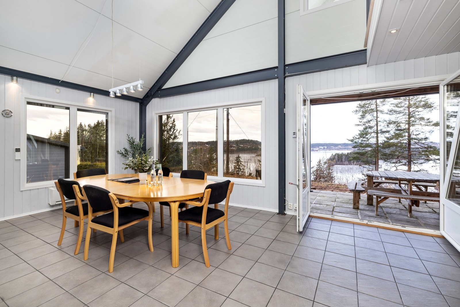 Flott utsikt fra felles inne og ute areal. Galleribilde