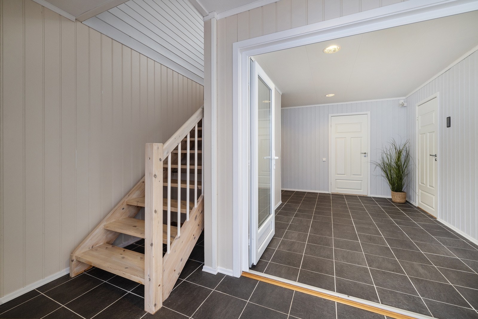 Entre med trapp til 2. etg Galleribilde