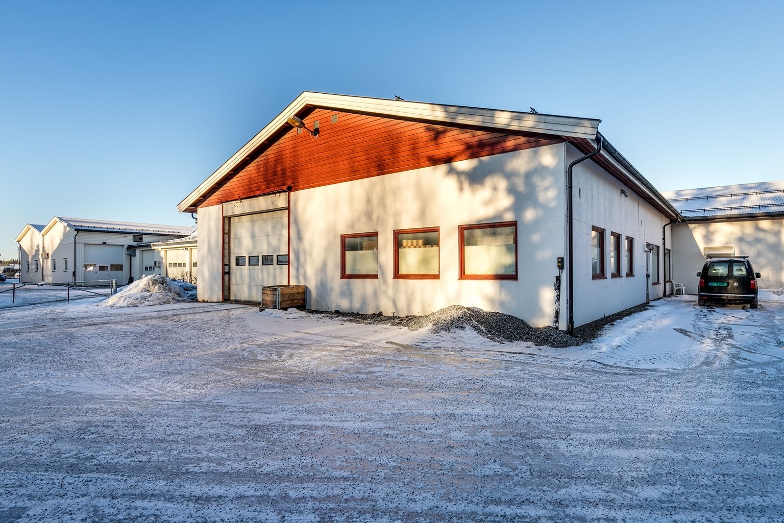 Elektrisk leddet port til lager og ytterdører i stålkontruksjon. Galleribilde