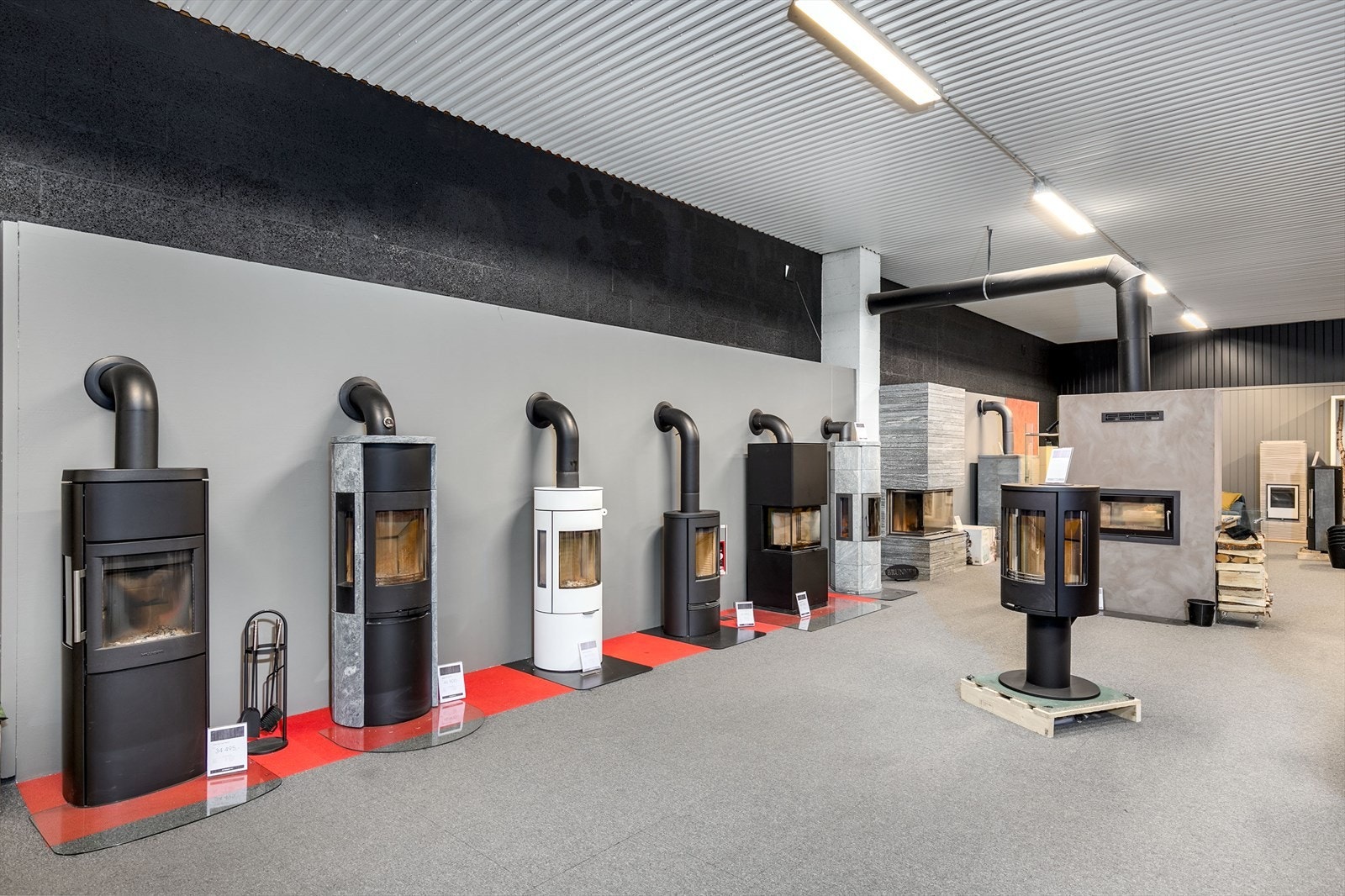 Gulvet i utstillingsrommet er belagt med teppefliser. Galleribilde