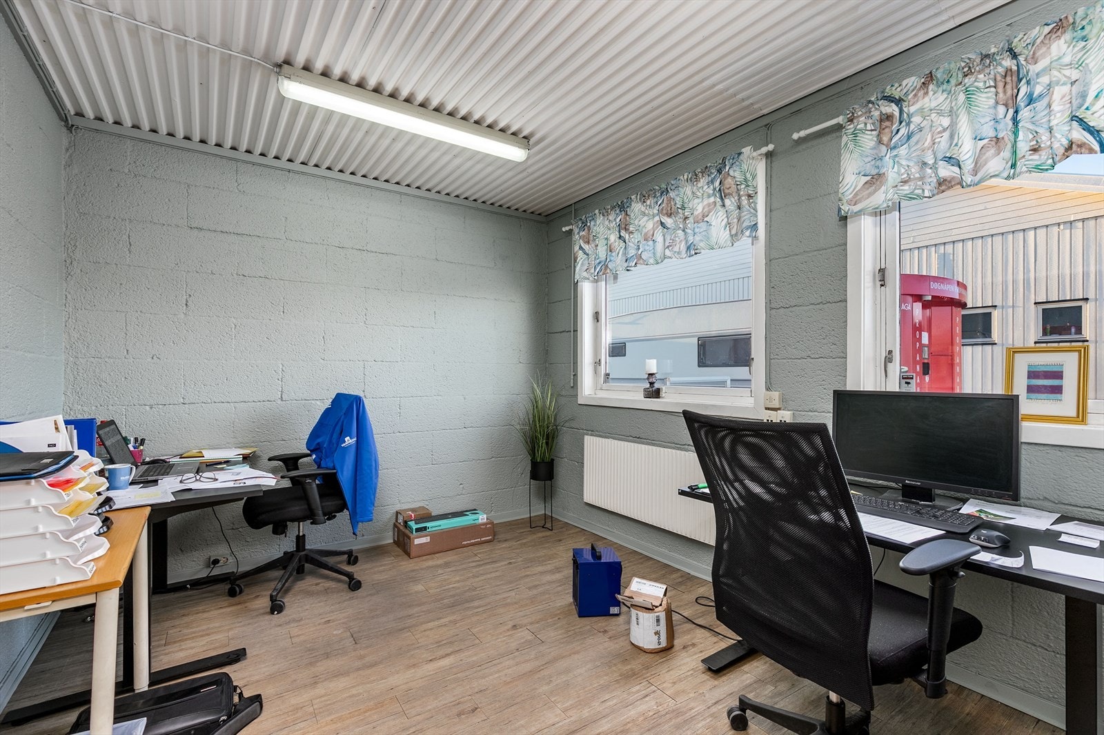 Gulvet på kontorene er belagt med vinylbelegg. Galleribilde