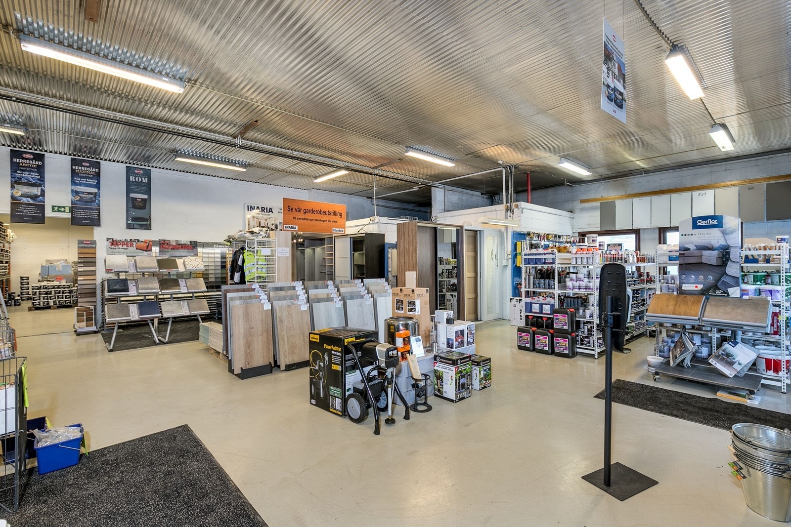 Gulvet i butikklokalet er belagt med epoxy. Galleribilde