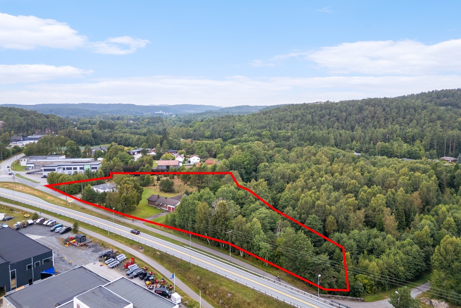 Eiendomsmegler Norge Næring har gleden av å presentere for salg en utviklingseiendom sentralt beliggende i Lillesand rett ved Tingsaker. Galleribilde