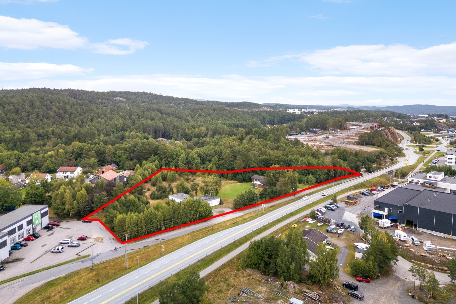 Eiendomsmegler Norge Næring har gleden av å presentere for salg en utviklingseiendom sentralt beliggende i Lillesand rett ved Tingsaker. Galleribilde