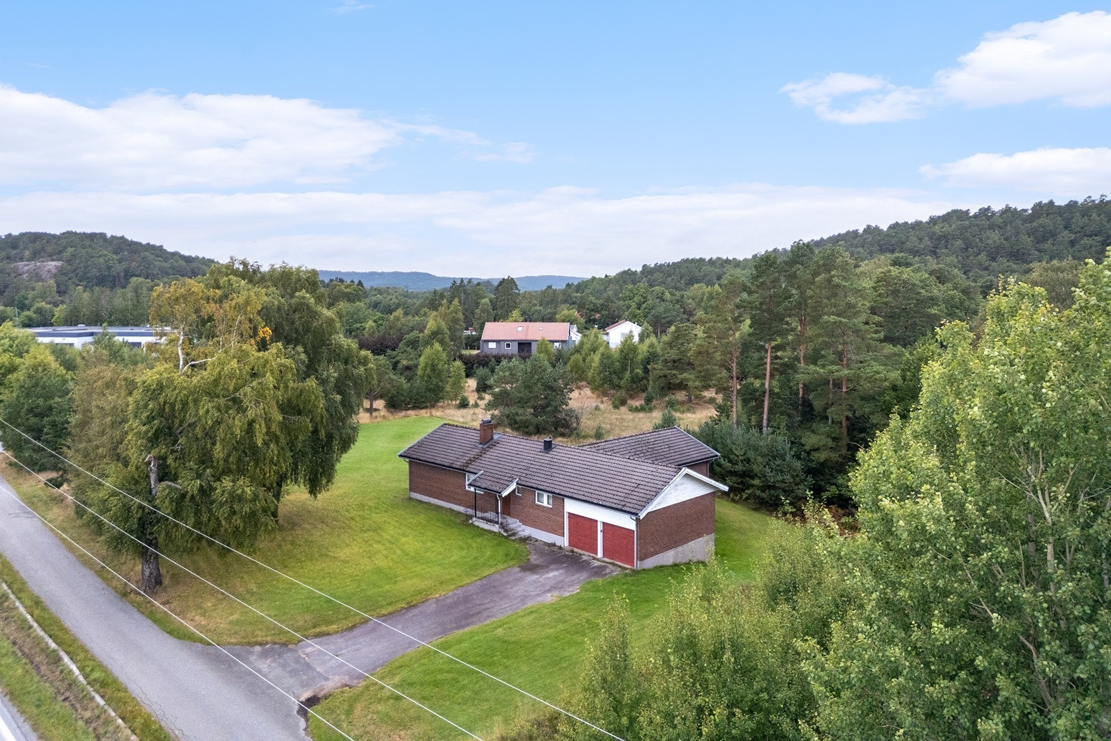 Eiendommene ligger sentralt til ved hovedveien (Gamle E-18) rett etter Tingsaker mot Lillesand Sentrum. Galleribilde